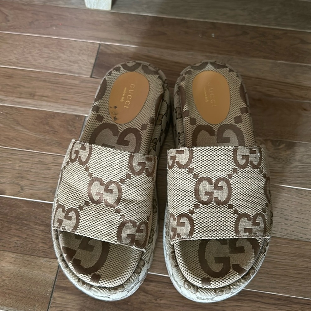 Gently used. No dust bag or box. 100% authentic. 6 1/2.